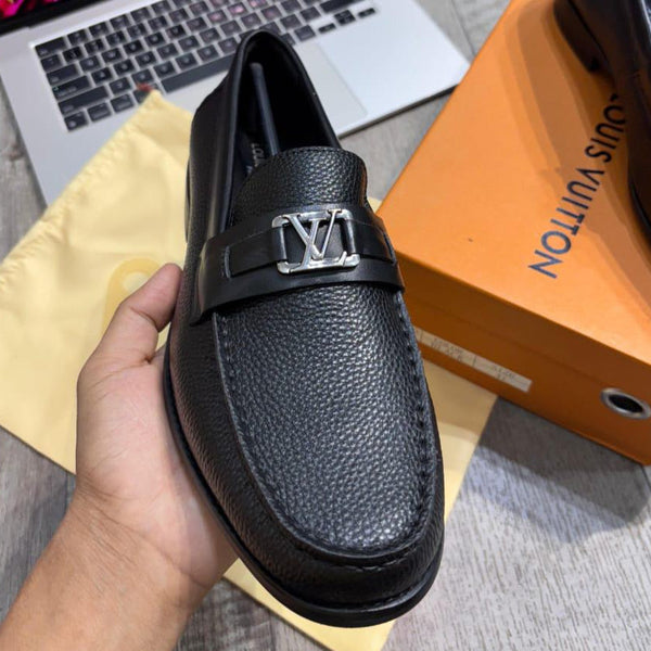 Men Premium Leather Loafers – Classic Black with Metal Accent