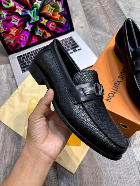 Men Premium Leather Loafers – Classic Black with Metal Accent