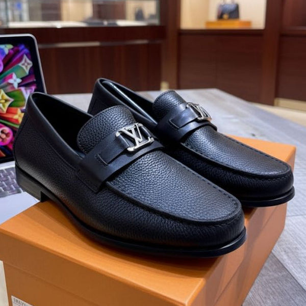Men Premium Leather Loafers – Classic Black with Metal Accent
