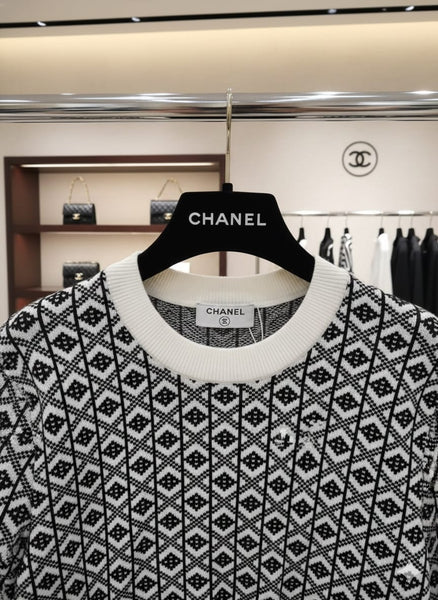 Chic Black & White Patterned Knit Sweater for Women