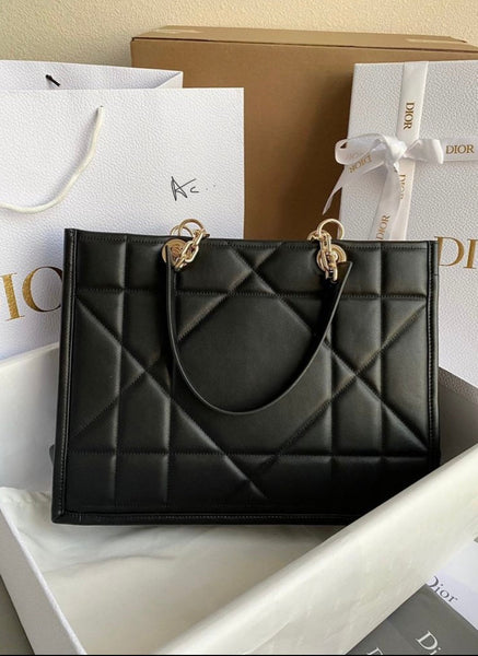Medium Essential Tote Bag
