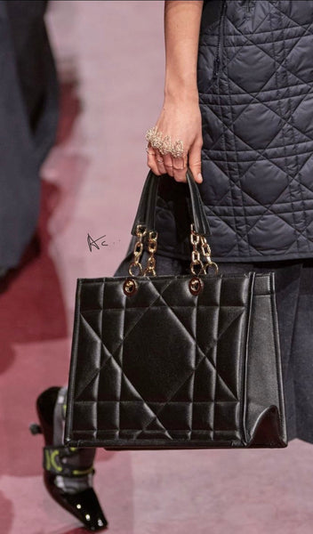 Medium Essential Tote Bag
