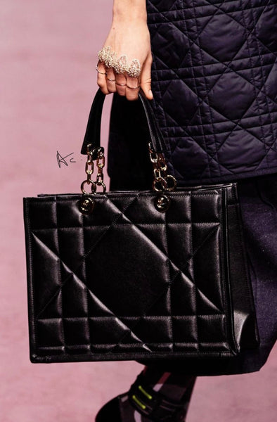 Medium Essential Tote Bag