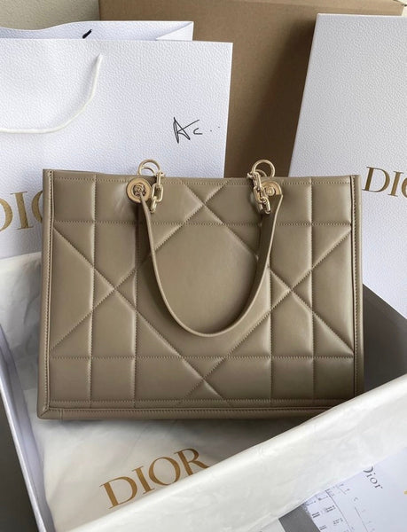 Medium Essential Tote Bag