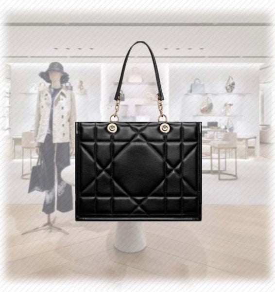 Medium Essential Tote Bag