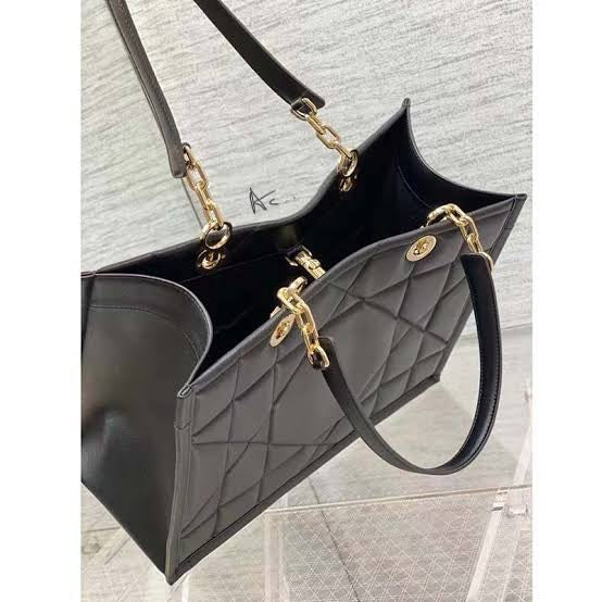 Medium Essential Tote Bag