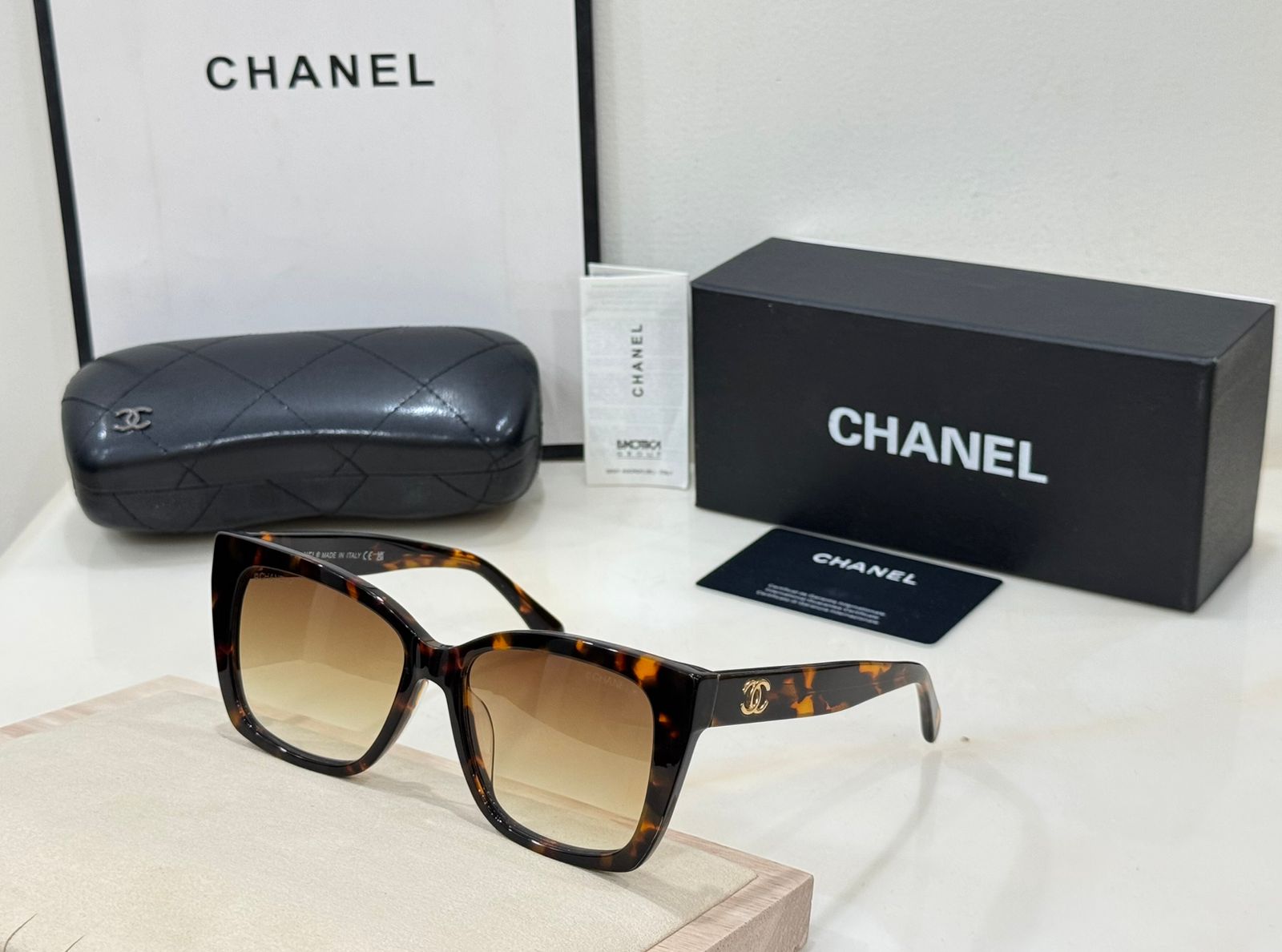 Women's Oversized Square Sunglasses Checkered Temple & Gradient Lens