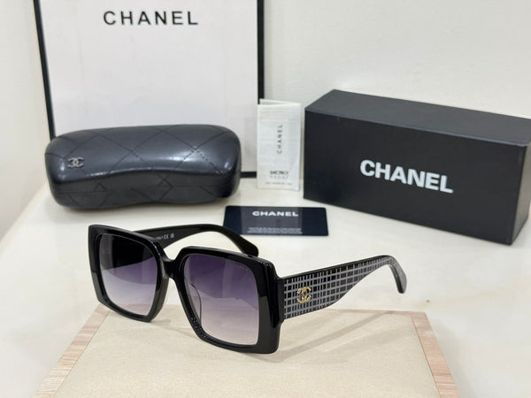 Women's Oversized Square Sunglasses Checkered Temple & Gradient Lens