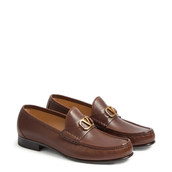 Classic Brown Men’s Leather Loafers with Elegant Buckle Detail