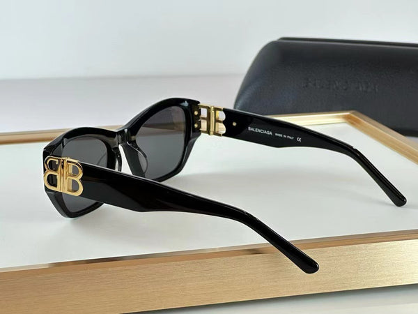 Luxury Tortoise Square Sunglasses with Gold Logo Detail UV-Protected Fashion Eyewear
