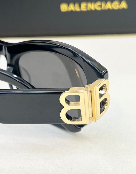 Luxury Tortoise Square Sunglasses with Gold Logo Detail UV-Protected Fashion Eyewear