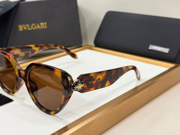 Exclusive Elegant   Oversized Cat Eye Shape  Sunglasses with Signature Logo