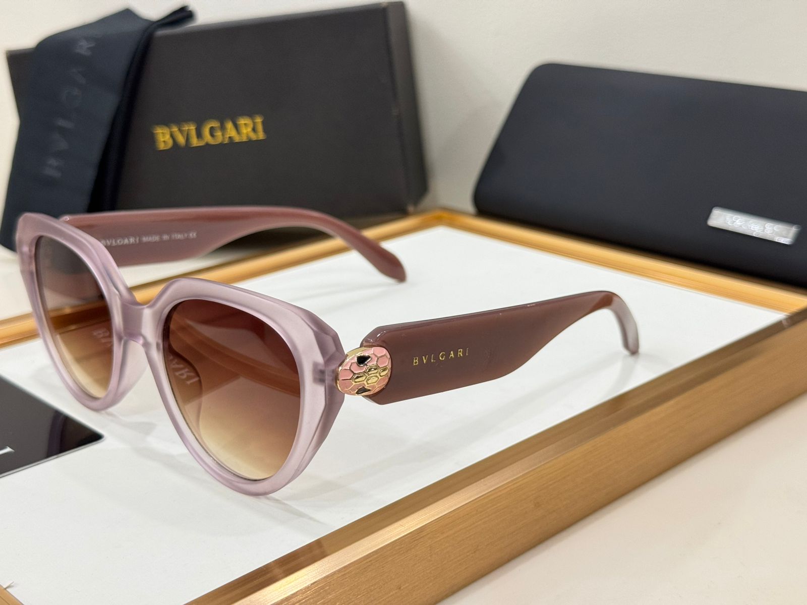 Exclusive Elegant   Oversized Cat Eye Shape  Sunglasses with Signature Logo