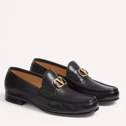 Luxury Black Leather Men’s Loafers with Elegant Gold Accent
