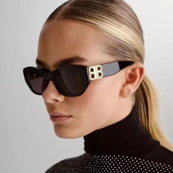 Luxury Tortoise Square Sunglasses with Gold Logo Detail UV-Protected Fashion Eyewear